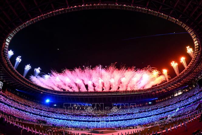 Trong ảnh: Màn pháo hoa kết thúc lễ bế mạc Olympic Tokyo 2020 trên sân vận động Olympic ở Tokyo, Nhật Bản ngày 8/8/2021. Ảnh: AFP/TTXVN