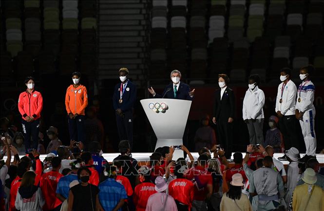 Trong ảnh: Chủ tịch IOC Thomas Bach (giữa) phát biểu bế mạc Olympic Tokyo 2020 trên sân vận động Olympic ở Tokyo, Nhật Bản ngày 8/8/2021. Ảnh: AFP/TTXVN