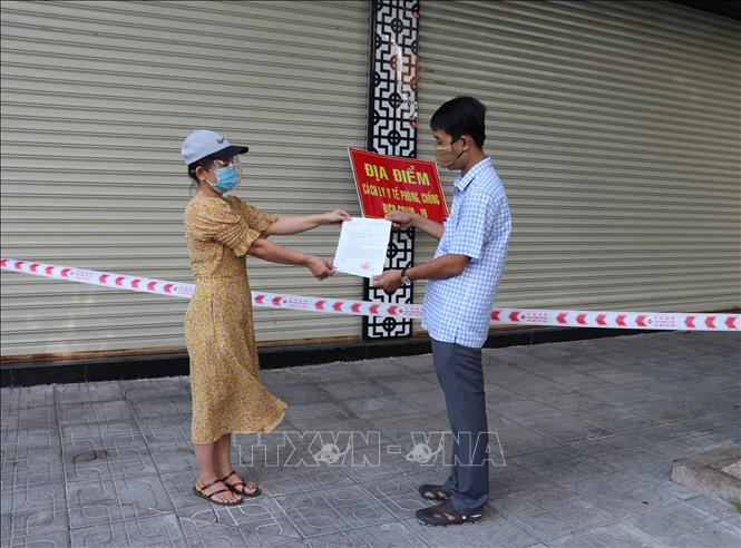 Trong ảnh: Đại diện lãnh đạo UBND phường 3, thành phố Tuy Hòa, trao Quyết định hoàn thành cách ly tại nhà cho một người dân. Ảnh: Phạm Cường-TTXVN