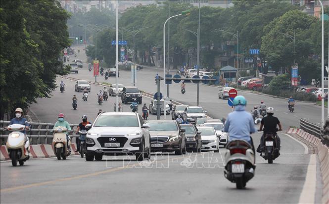 Trong ảnh: Đầu giờ sáng thứ 2, ngày 9/8/2021, vẫn có đông người và phương tiện lưu thông trên phố Đại Cồ Việt. Ảnh: Thanh Tùng - TTXVN