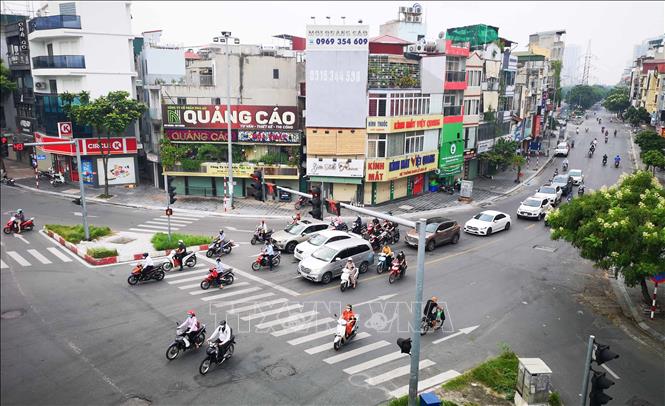 Trong ảnh: Đầu giờ sáng thứ 2, ngày 9/8/2021, vẫn có đông người và phương tiện lưu thông trên phố Kim Ngưu. Ảnh: Thanh Tùng - TTXVN