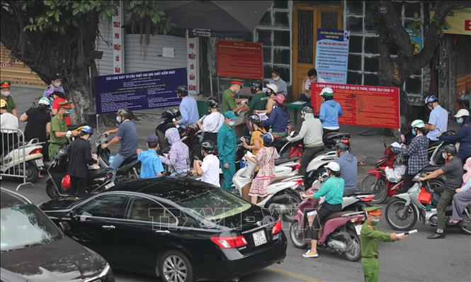 Trong ảnh: Chốt kiểm soát phòng chống dịch trên phố Lò Đúc (quận Hai Bà Trưng) kiểm tra giấy tờ, thông tin của người lưu thông trên phố (ảnh chụp trước 7h30 ngày 9/8/2021). Ảnh: Thanh Tùng - TTXVN