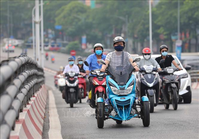 Trong ảnh: Đầu giờ sáng thứ 2, ngày 9/8/2021, vẫn có đông người và phương tiện lưu thông trên phố Đại Cồ Việt. Ảnh: Thanh Tùng - TTXVN