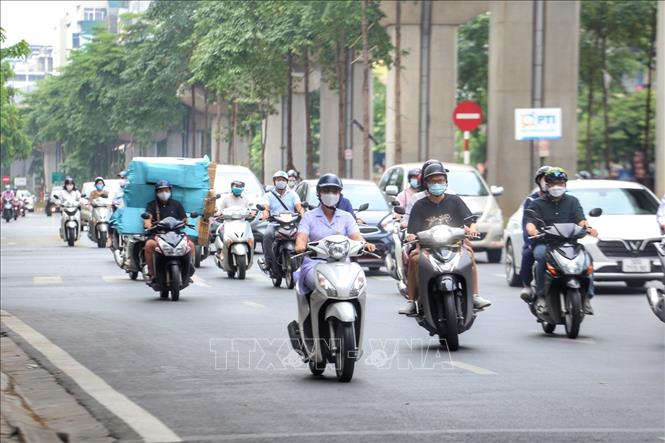 Trong ảnh: Phố Hoàng Cầu vẫn nhộn nhịp người tham gia giao thông (ảnh chụp lúc 7h55). Ảnh: Tuấn Đức - TTXVN