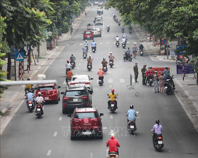 Trong ảnh: Chốt kiểm soát phòng chống dịch trên phố Huế (quận Hai Bà Trưng) kiểm tra giấy tờ, thông tin của người lưu thông trên phố (ảnh chụp trước 7h30 ngày 9/8/2021). Ảnh: Thanh Tùng - TTXVN