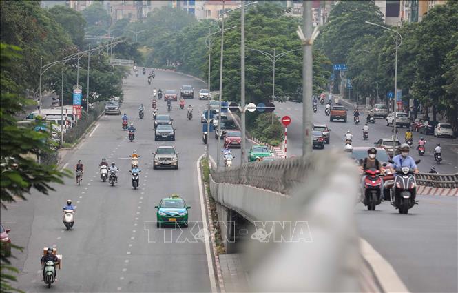 Trong ảnh: Đầu giờ sáng thứ 2, ngày 9/8/2021, vẫn có đông người và phương tiện lưu thông trên phố Trần Khát Chân. Ảnh: Thanh Tùng - TTXVN