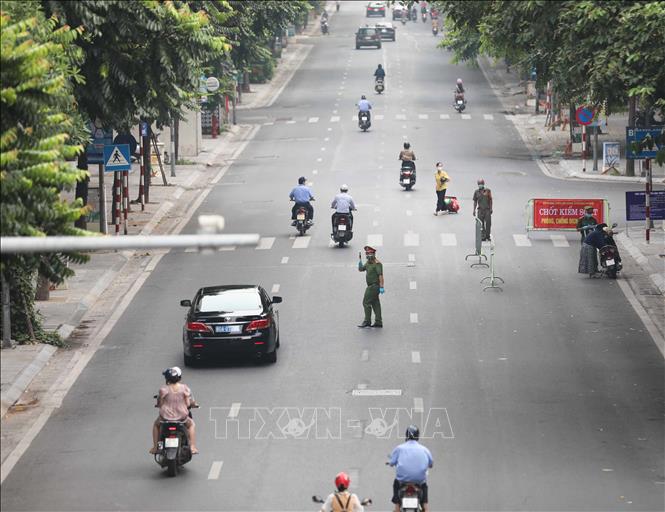 Trong ảnh: Chốt kiểm soát phòng chống dịch trên phố Huế (quận Hai Bà Trưng) kiểm tra giấy tờ, thông tin của người lưu thông trên phố (ảnh chụp trước 7h30 ngày 9/8/2021). Ảnh: Thanh Tùng - TTXVN