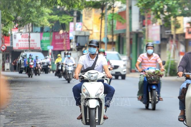 Trong ảnh: Phố Khâm Thiên vẫn khá đông người tham gia giao thông (ảnh chụp lúc 8g22). Ảnh: Tuấn Đức - TTXVN