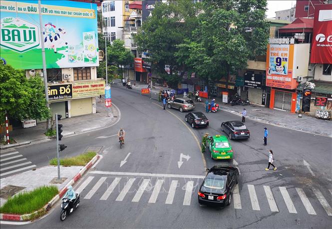 Trong ảnh: Chốt kiểm soát phòng chống dịch trên phố Lò Đúc (quận Hai Bà Trưng) kiểm tra giấy tờ, thông tin của người lưu thông trên phố (ảnh chụp trước 7h30 ngày 9/8/2021). Ảnh: Thanh Tùng - TTXVN