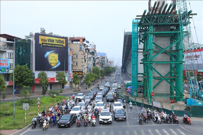 Trong ảnh: Nhiều phương tiện tham gia giao thông tại Ngã Tư Vọng - Trường Chinh vào buổi sáng đầu tuần (ảnh chụp lúc 8 giờ). Ảnh: Tuấn Anh - TTXVN