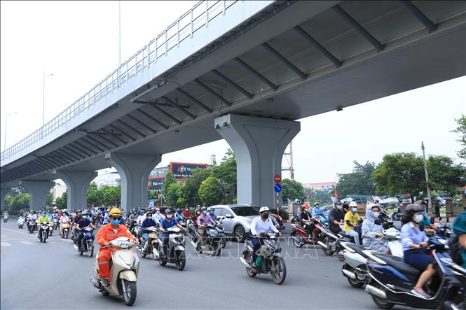 Trong ảnh: Các phương tiện tham gia giao thông đông đúc trên đường Trường Chinh vào buổi sáng đầu tuần (ảnh chụp lúc 7 giờ 54 phút). Ảnh: Tuấn Anh - TTXVN