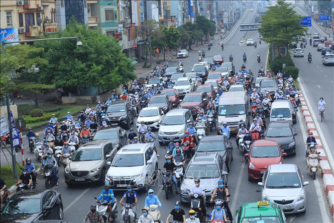 Trong ảnh: Vẫn còn tình trạng nhộn nhịp người ra đường vào sáng đầu tuần (ảnh chụp lúc 7 giờ 45 phút). Ảnh: Tuấn Anh - TTXVN