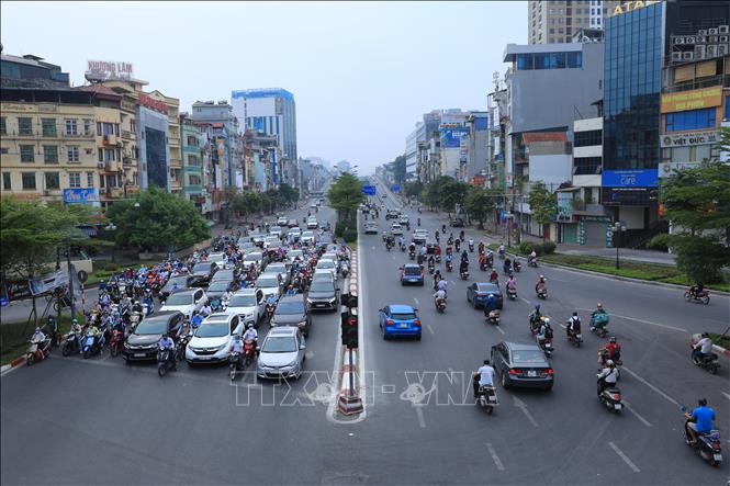 Trong ảnh: Ngã tư đường Láng- Trường Chinh vẫn nhộn nhịp người qua lại (ảnh chụp lúc 7 giờ 43 phút). Ảnh: Tuấn Anh - TTXVN