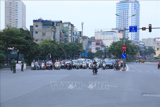 Trong ảnh: Các chốt kiểm soát tăng cường kiểm tra người ra đường không có lý do (ảnh chụp lúc 7 giờ 30 phút). Ảnh: Tuấn Anh - TTXVN