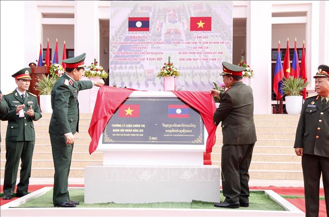 Trong ảnh: Đại tướng Chansamone Chanyalath và Đại tướng Phan Văn Giang mở biển khánh thành Trường Lý luận Chính trị QĐND Lào, quà tặng của Bộ Quốc phòng Việt Nam dành cho Bộ Quốc phòng Lào. Ảnh: Phạm Kiên - Phóng viên TTXVN tại Lào