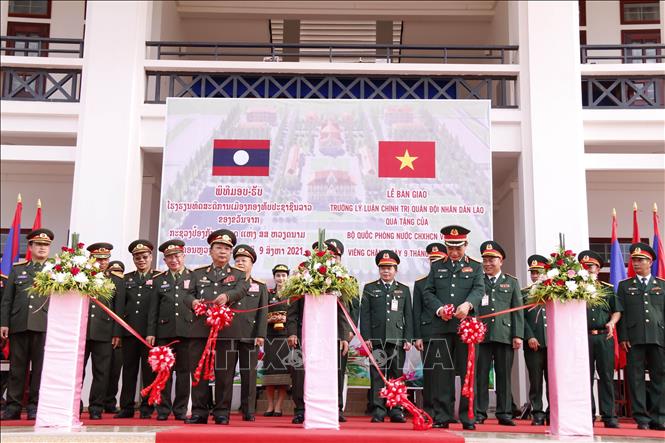 Trong ảnh: Đại tướng Chansamone Chanyalath và Đại tướng Phan Văn Giang cắt băng khánh thành Trường Lý luận Chính trị QĐND Lào, quà tặng của Bộ Quốc phòng Việt Nam dành cho Bộ Quốc phòng Lào. Ảnh: Phạm Kiên - Phóng viên TTXVN tại Lào