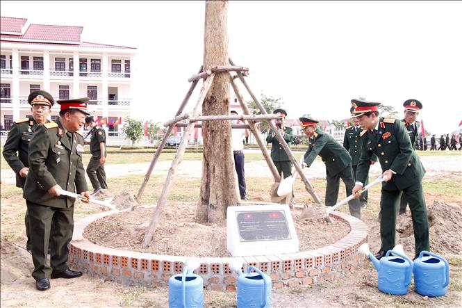 Trong ảnh: Đại tướng Chansamone Chanyalath và Đại tướng Phan Văn Giang trồng cây lưu niệm tại Trường Lý luận Chính trị QĐND Lào, quà tặng của Bộ Quốc phòng Việt Nam dành cho Bộ Quốc phòng Lào. Ảnh: Phạm Kiên - Phóng viên TTXVN tại Lào