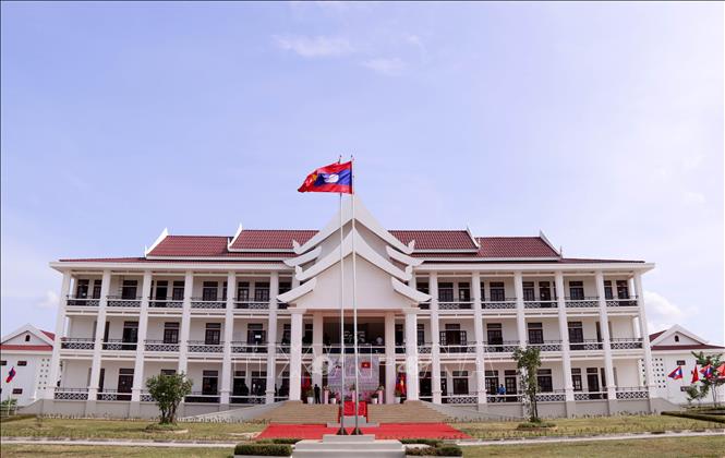 Trong ảnh: Toàn cảnh tòa nhà chính của Trường  Lý luận Chính trị QĐND Lào, quà tặng của Bộ Quốc phòng Việt Nam dành cho Bộ Quốc phòng Lào. Ảnh: Phạm Kiên - Phóng viên TTXVN tại Lào