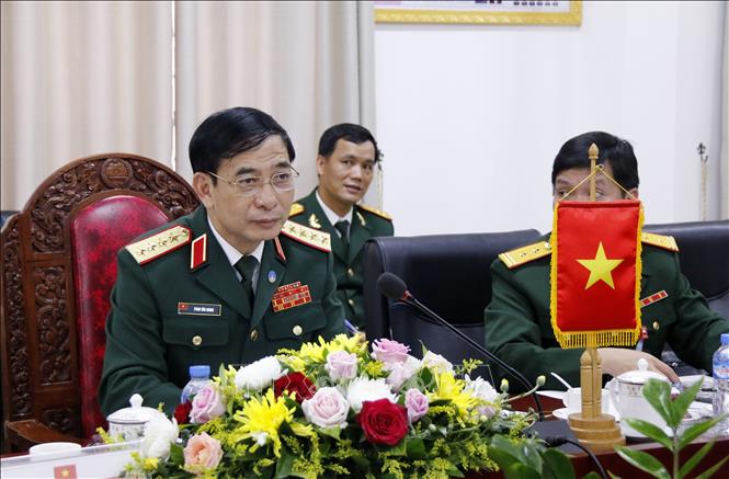 Trong ảnh: Đại tướng Phan Văn Giang, Ủy viên Bộ Chính trị, Phó Bí thư Quân ủy Trung ương, Bộ trưởng Bộ Quốc Hội kiến với Đại tướng Chansamone Chanyalath, Ủy viên Bộ Chính trị Đảng NDCM Lào, Phó Thủ tướng, Bộ trưởng Bộ Quốc phòng nước CHDCND Lào. Ảnh: Phạm Kiên - Phóng viên TTXVN tại Lào