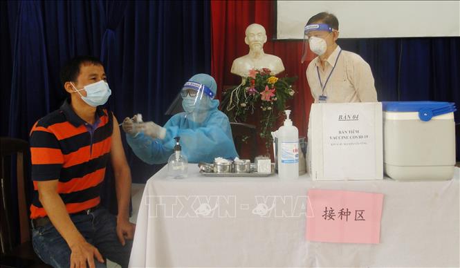 Trong ảnh: Tiêm vaccine phòng COVID-19 Sinopharm. Ảnh: Hữu Chí - TTXVN