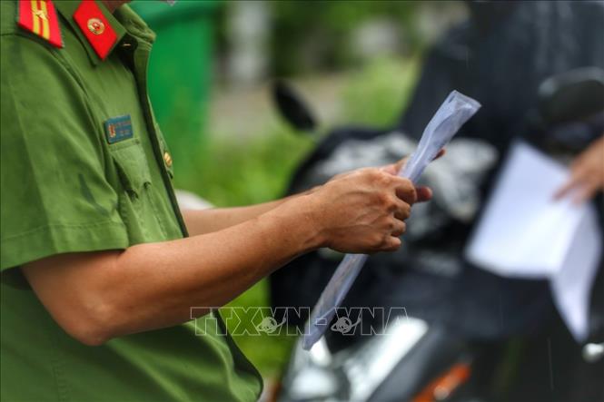 COVID-19: Tiềm ẩn nguy cơ lây nhiễm qua kiểm soát giấy đi ...