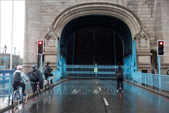 Trong ảnh: Người dân chờ đợi để đi qua Cầu Tháp London khi cây cầu bị kẹt cứng do lỗi kỹ thuật, ngày 9/8/2021. Ảnh: AFP/TTXVN