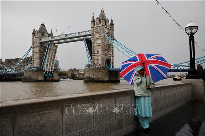 Trong ảnh: Cầu Tháp London bị kẹt cứng do lỗi kỹ thuật ngày 9/8/2021. Ảnh: AFP/TTXVN
