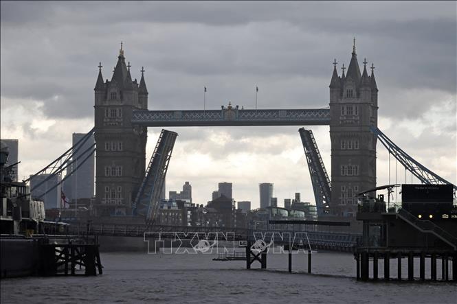 Trong ảnh: Cầu Tháp London (Anh) bị kẹt cứng do lỗi kỹ thuật ngày 9/8/2021. Ảnh: AFP/TTXVN