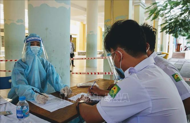 Lái xe taxi Mai Linh Cần Thơ đăng ký tiêm vaccine ngừa COVID-19 trước khi làm nhiệm vụ. Ảnh: TTXVN phát