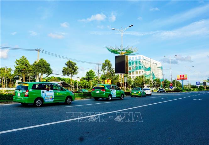 Xe taxi Mai Linh tham gia tiếp ứng công tác y tế phòng chống dịch COVID-19 tại Cần Thơ. Ảnh: TTXVN phát