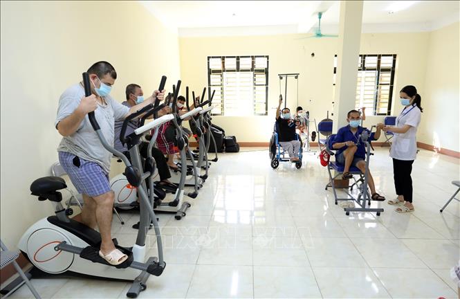 Trong ảnh: Cán bộ Cơ sở Bảo trợ xã hội tổng hợp tỉnh Lạng Sơn hướng dẫn các đối tượng tập phục hồi chức năng tại Cơ sở. Ảnh: Anh Tuấn – TTXVN