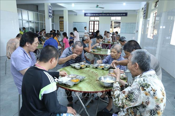 Trong ảnh: Bữa tối của các đối tượng tại Cơ sở Bảo trợ xã hội tổng hợp tỉnh Lạng Sơn. Ảnh: Anh Tuấn – TTXVN