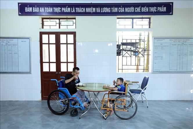 Trong ảnh: Người khuyết tật ăn tối tại Cơ sở Bảo trợ xã hội tổng hợp tỉnh Lạng Sơn. Ảnh: Anh Tuấn – TTXVN