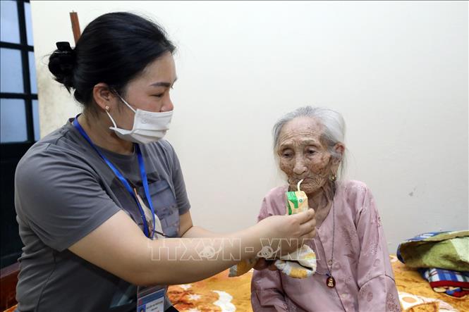 Trong ảnh: Chăm sóc người già cô đơn không nơi nương tựa không còn khả năng tự vận động tại Cơ sở Bảo trợ xã hội tổng hợp tỉnh Lạng Sơn. Ảnh: Anh Tuấn – TTXVN