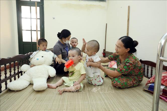 Trong ảnh: Chăm sóc trẻ có hoàn cảnh đặc biệt khó khăn tại Cơ sở Bảo trợ xã hội tổng hợp tỉnh Lạng Sơn. Ảnh: Anh Tuấn – TTXVN