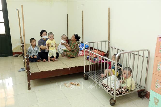 Trong ảnh: Chăm sóc trẻ có hoàn cảnh đặc biệt khó khăn tại Cơ sở Bảo trợ xã hội tổng hợp tỉnh Lạng Sơn. Ảnh: Anh Tuấn – TTXVN