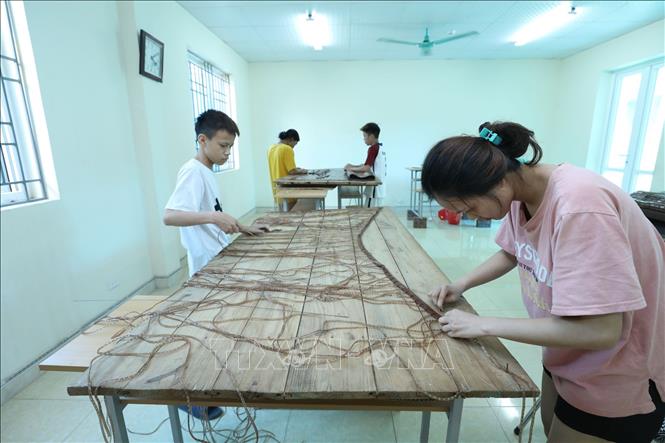 Trong ảnh: Các đối tượng có đủ điều kiện về sức khỏe được học nghề tại Cơ sở Bảo trợ xã hội tổng hợp tỉnh Lạng Sơn. Ảnh: Anh Tuấn – TTXVN