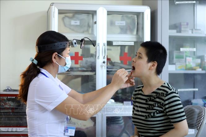 Trong ảnh: Chăm sóc y tế cho người được nuôi dưỡng tại Cơ sở Bảo trợ xã hội tổng hợp tỉnh Lạng Sơn. Ảnh: Anh Tuấn – TTXVN