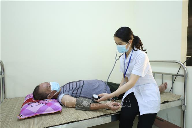 Trong ảnh: Chăm sóc y tế cho người được nuôi dưỡng tại Cơ sở Bảo trợ xã hội tổng hợp tỉnh Lạng Sơn. Ảnh: Anh Tuấn – TTXVN