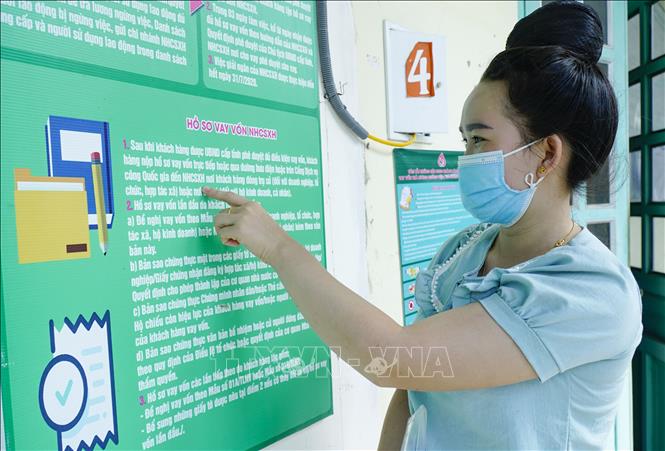 Trong ảnh: Người dân theo dõi các chương trình vay vốn của Ngân hàng chính sách xã hội ở Điểm giao dịch xã Thanh Luông, huyện Điện Biên. Ảnh: Xuân Tư – TTXVN