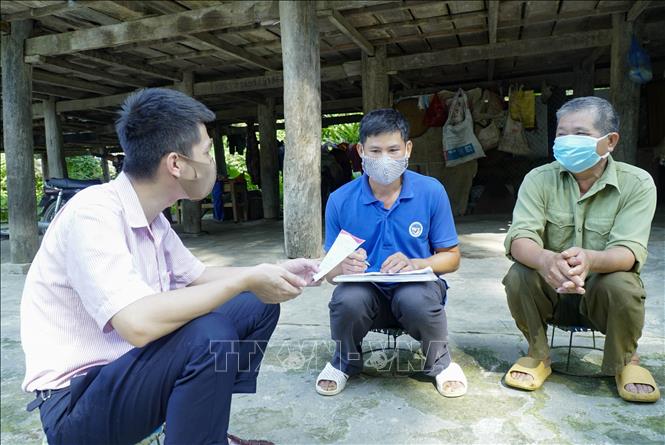 Trong ảnh: Cán bộ Ngân hàng chính sách xã hội tuyên truyền các chương trình vay vốn ưu đãi đối với người dân. Ảnh: Xuân Tư – TTXVN
