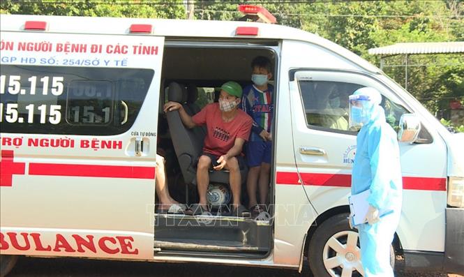 Trong ảnh: Đưa các trường hợp liên quan các ca F0 đi cách ly tập trung. Ảnh: Đậu Tất Thành - TTXVN