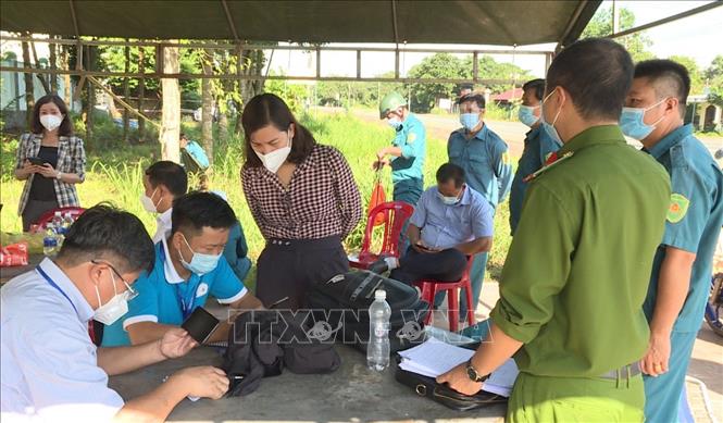 Trong ảnh: Lực lượng chức năng thành phố Đồng Xoài khẩn trương khoanh vùng, truy vết chùm ca lây nhiễm tại công ty Nguyên Bình. Ảnh: Đậu Tất Thành – TTXVN