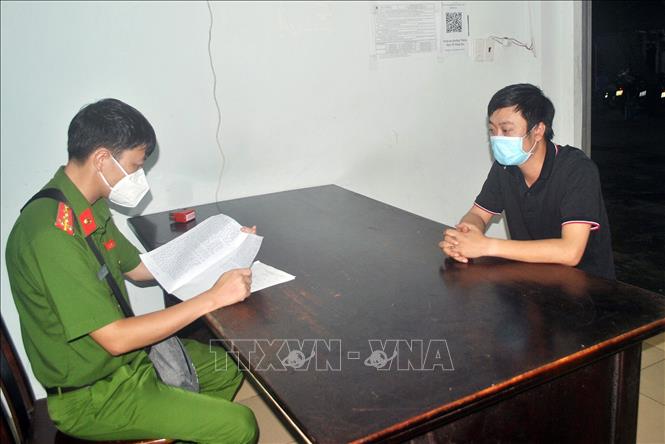 Một đối tượng bị tạm giữ và xử lý tại cơ quan công an. Ảnh TTXVN 