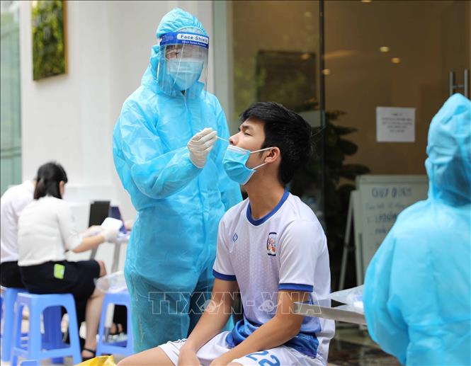 Photo: Taking samples for COVID-19 testing for residents in Vinhomes Times City area in Hanoi on August 11. VNA Photo: Thanh Tùng