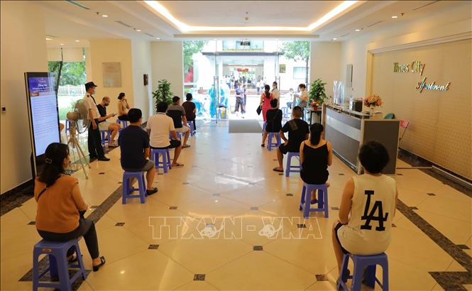 Photo: Taking samples for COVID-19 testing for residents in Vinhomes Times City area in Hanoi on August 11. VNA Photo: Thanh Tùng