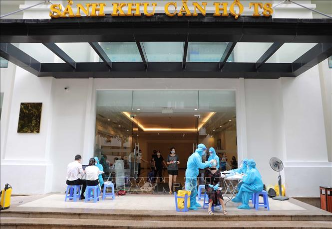 Photo: Taking samples for COVID-19 testing for residents in Vinhomes Times City area in Hanoi on August 11. VNA Photo: Thanh Tùng