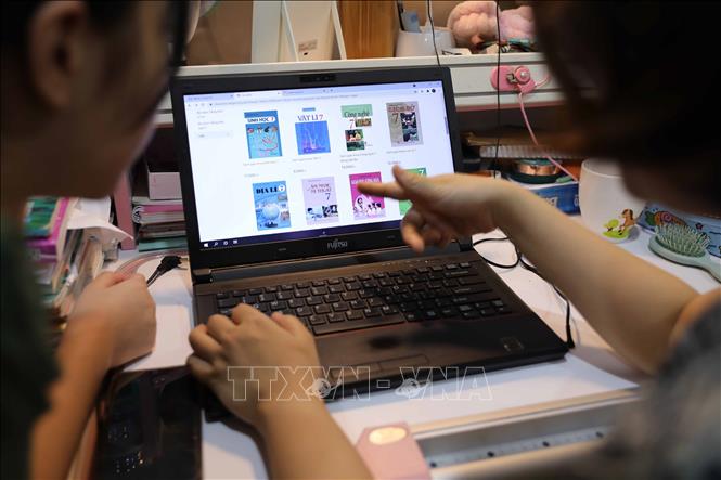 Trong ảnh: Học sinh, phụ huynh có nhu cầu mua SGK ở các cấp lớp có thể truy cập trang thương mại điện tử trực tuyến Nhà Sách Số https://nhasachso.nxbgd.vn của NXB Giáo dục Việt Nam. Ảnh: Thanh Tùng - TTXVN
