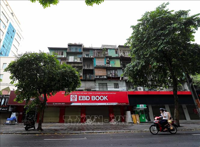 Trong ảnh: Nhà sách EBD book ở 187B Giảng Võ đang tạm thời đóng cửa theo Chỉ thị của thành phố. Ảnh: Thanh Tùng - TTXVN