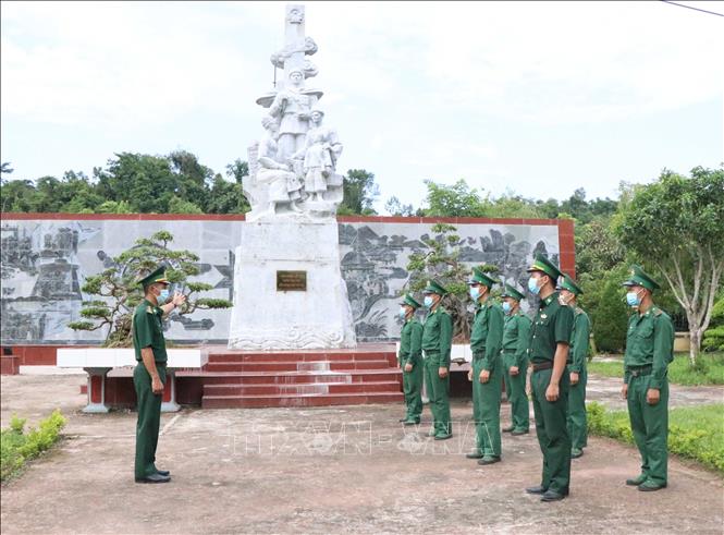 Trong ảnh: Cán bộ, chiến sĩ Đồn Biên phòng Leng Su Sìn (Bộ đội Biên phòng tỉnh Điện Biên) ôn lại truyền thống cách mạng tại Khu tưởng niệm. Ảnh: Xuân Tiến- TTXVN 